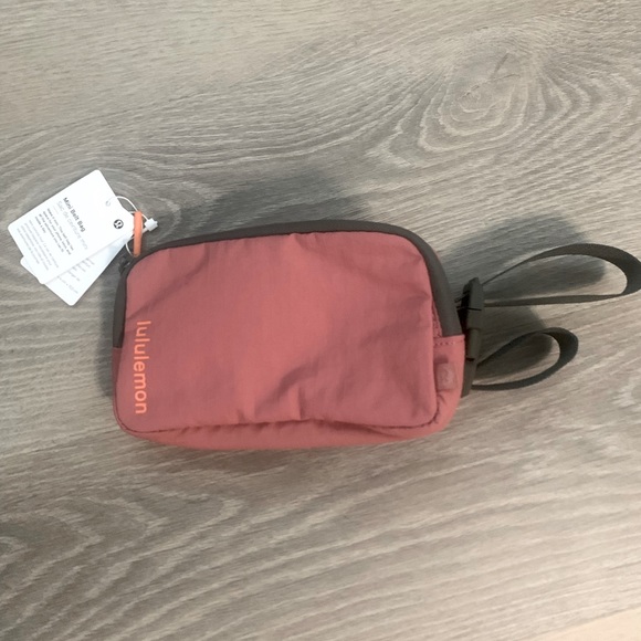 Lululemon Everywhere Belt Bag - Picture 2 of 5